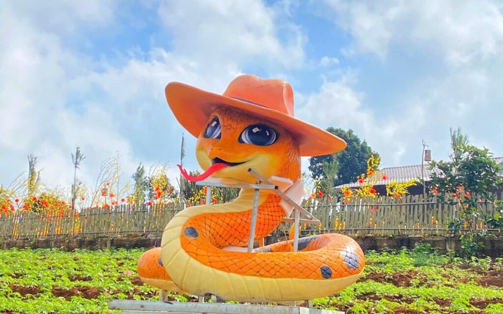 Linh vật rắn ở Quảng Trị gây sốt mạng với linh vật rắn màu cam độc đáo, đội mũ duyên dáng