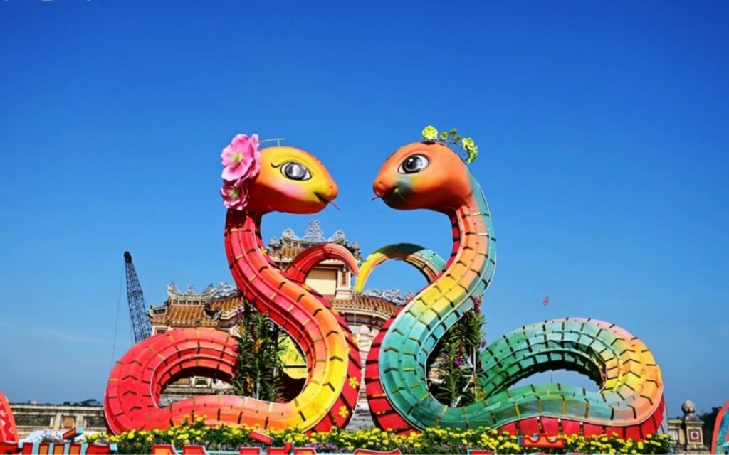 Linh vật rắn được chia làm hai tác phẩm: linh vật màu đỏ cao 4m7 và linh vật màu xanh cao 4m9