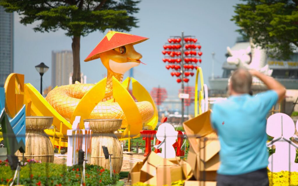 Linh vật rắn ngộ nghỉnh, đầu đội nón lá in hình cờ đỏ sao vàng