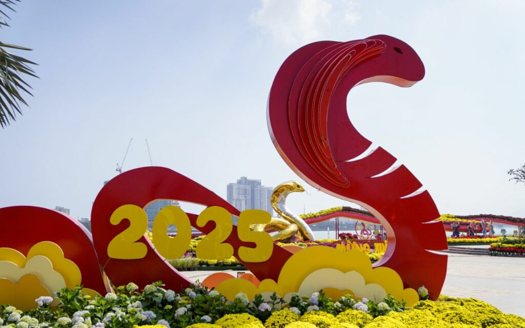 Mô hình rắn màu đỏ ở cổng vào điểm trang trí đường hoa phía Tây cầu Rồng