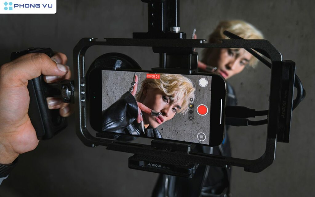 Trong MV mới nhất của Wren Evans, đạo diễn người Mỹ đã tận dụng iPhone 16 Pro để quay toàn bộ các cảnh.