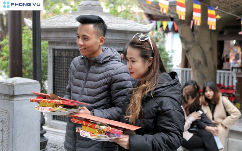 Đi chùa cầu bình an và may mắn cho năm mới