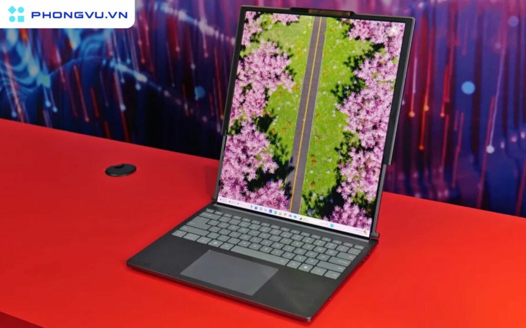 Chỉ với một nút bấm, màn hình sẽ tự động cuộn lên, mở rộng kích thước lên đến 16.7 inch với độ phân giải 2000 x 2350