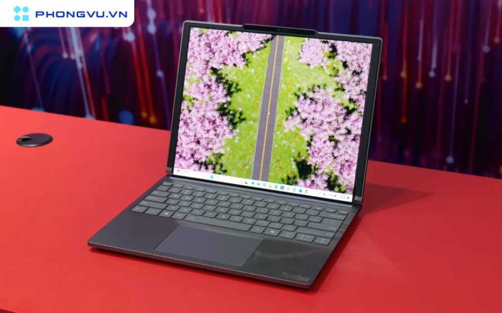 Ở trạng thái ban đầu, ThinkBook Plus Gen 6 trông giống như một chiếc laptop văn phòng 14 inch