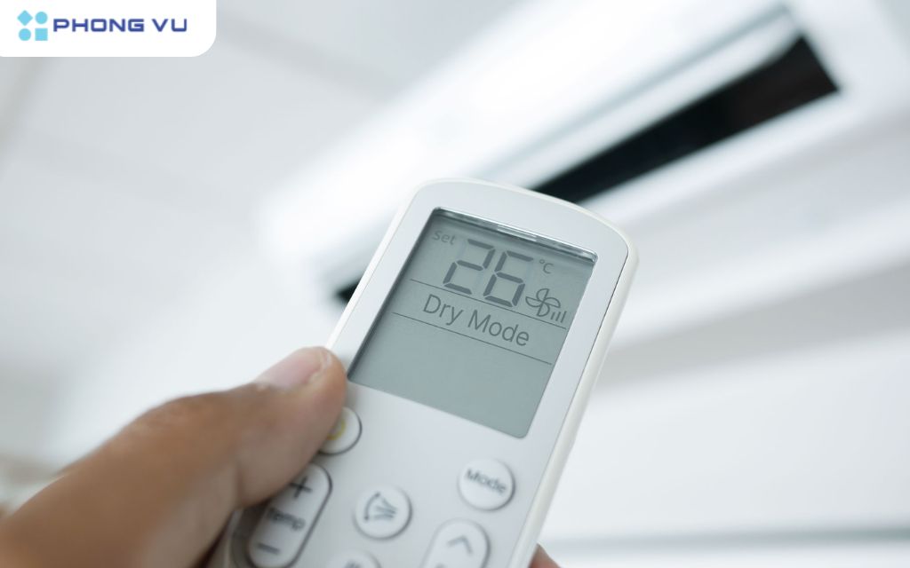 Chế độ hút ẩm (Dry mode) trên điều hòa, thường được ký hiệu bằng biểu tượng giọt nước hoặc chữ "DRY" trên điều khiển