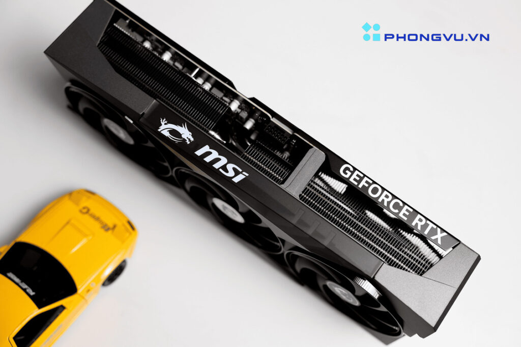 Đánh giá card đồ họa MSI RTX 5090 32G GAMING TRIO OC 3 MSI RTX 5090 32G GAMING TRIO OC mang đến một thiết kế hầm hố