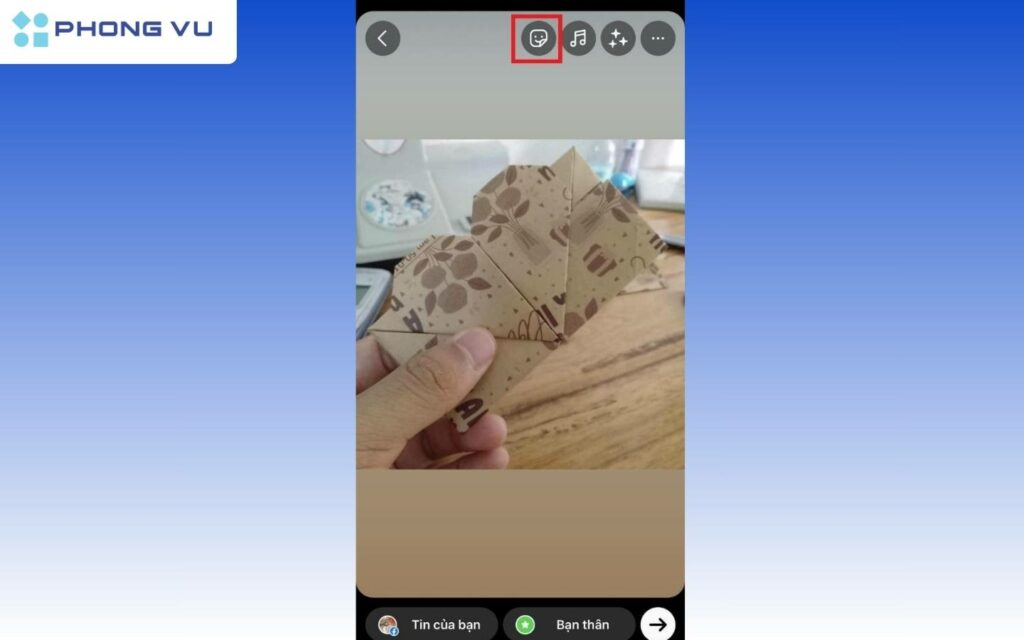 Nhấn vào biểu tượng Sticker. 