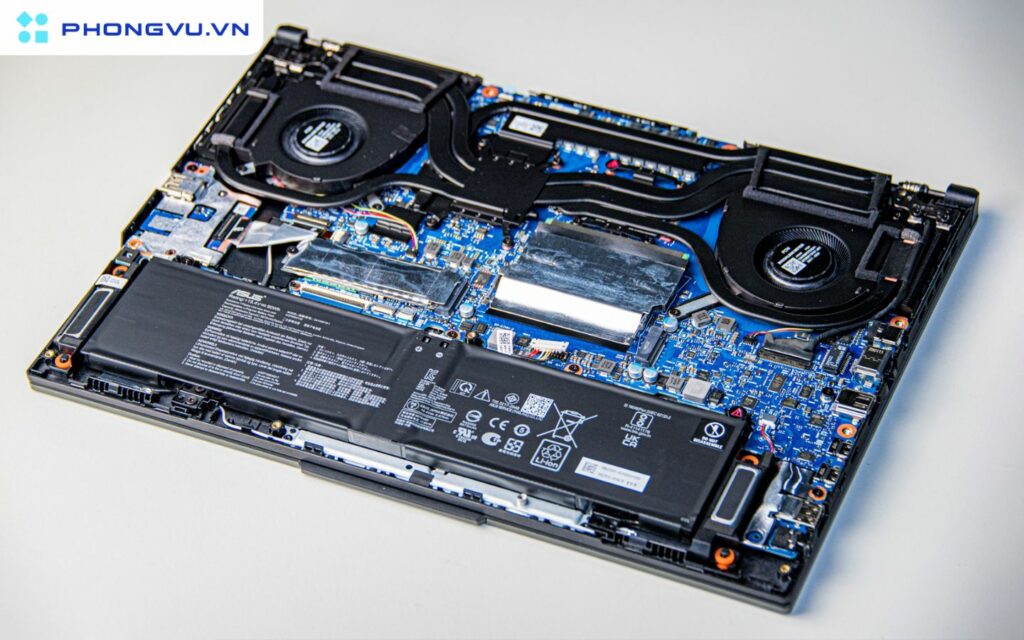 ASUS đã trang bị cho TUF Gaming A15 hệ thống tản nhiệt tiên tiến với 2 quạt Arc Flow và 5 ống dẫn nhiệt