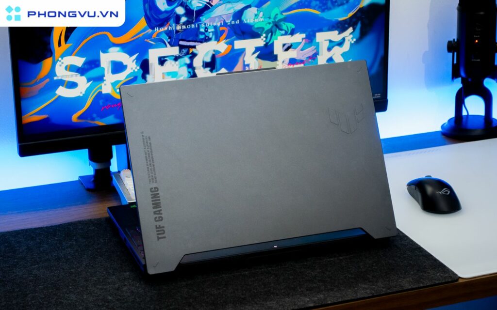 Máy có khung máy chắc chắn, bản lề cứng cáp, nắp máy được làm bằng kim loại, mang đến cảm giác cao cấp và bền bỉ