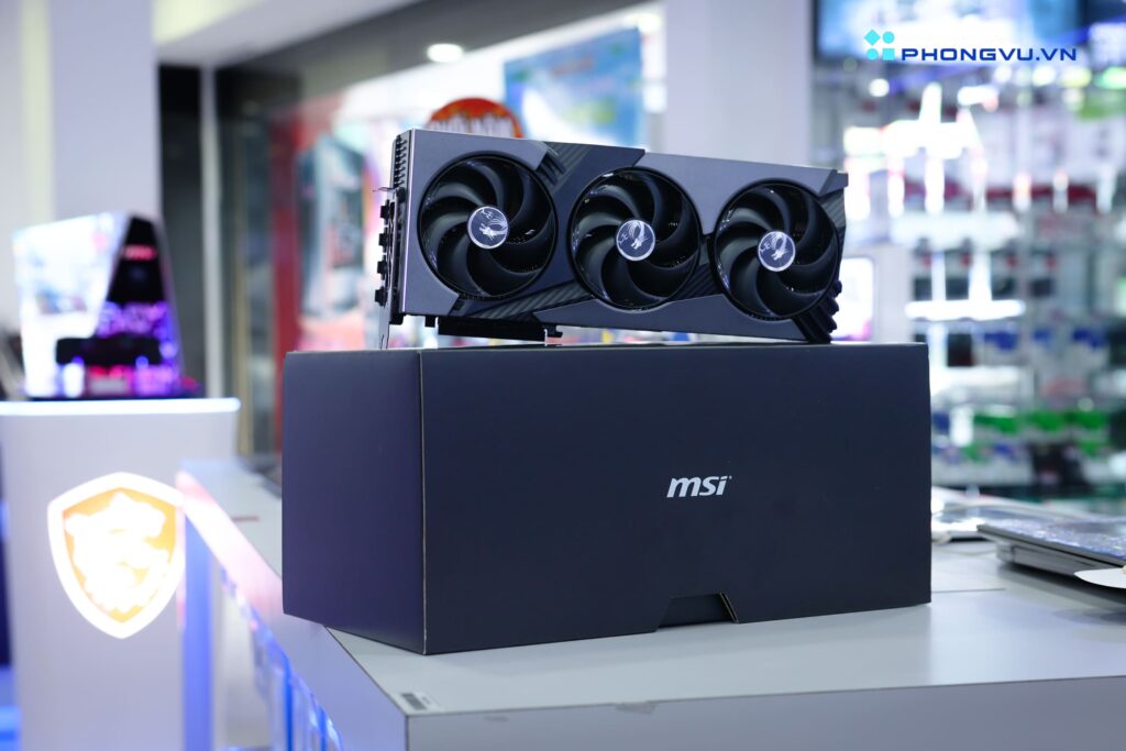 Card được trang bị tấm backplate bằng nhôm phay từ Suprim