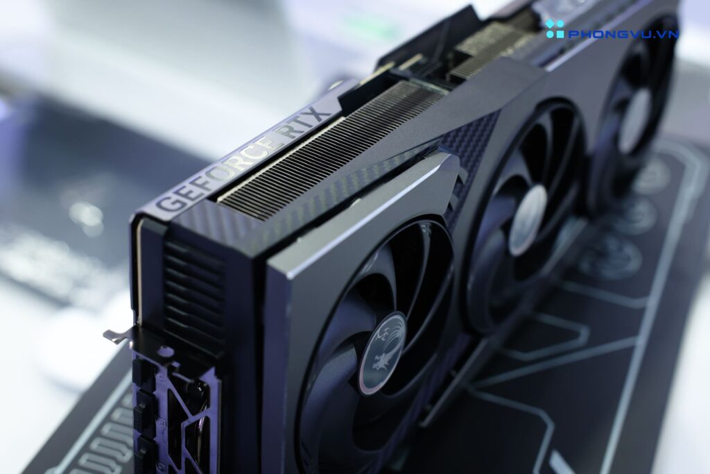 RTX 5080 Vanguard SOC sở hữu thiết kế lai giữa sự sang trọng của dòng Suprim và phong cách mạnh mẽ, đậm chất gaming của Gaming Trio