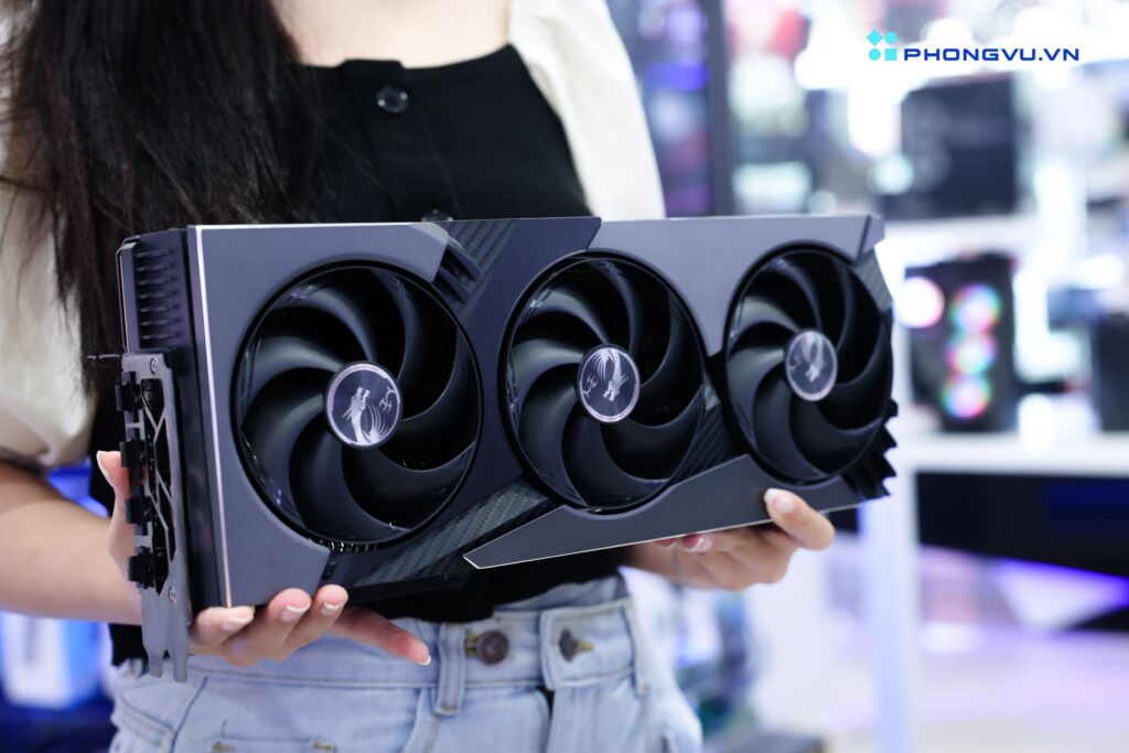 MSI GeForce RTX 5080 16G Vanguard SOC Launch Edition là một chiếc card “to nạc” và cục mịch nhất mà mình từng được trên tay