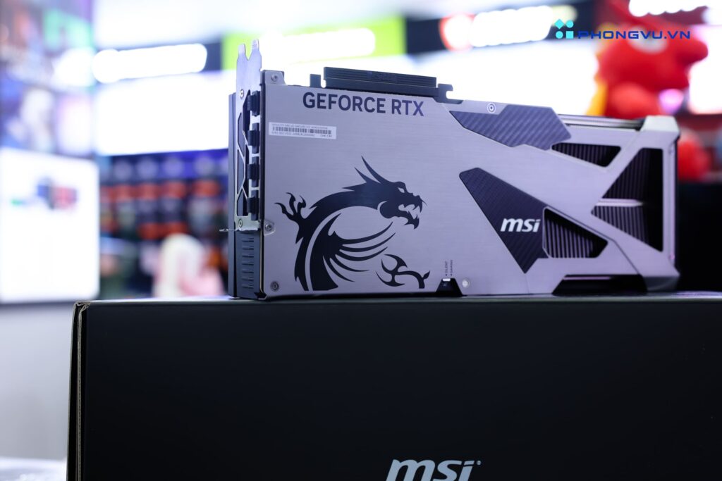 MSI cũng trang bị bộ chuyển đổi nguồn 16 chân với đầu cắm màu vàng, giúp người dùng dễ dàng xác định và lắp đặt