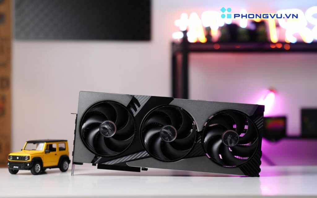 Bên dưới các quạt là các ống dẫn nhiệt (heat pipes) được bố trí khoa học, kết hợp với tấm đế đồng lớn tiếp xúc trực tiếp với GPU