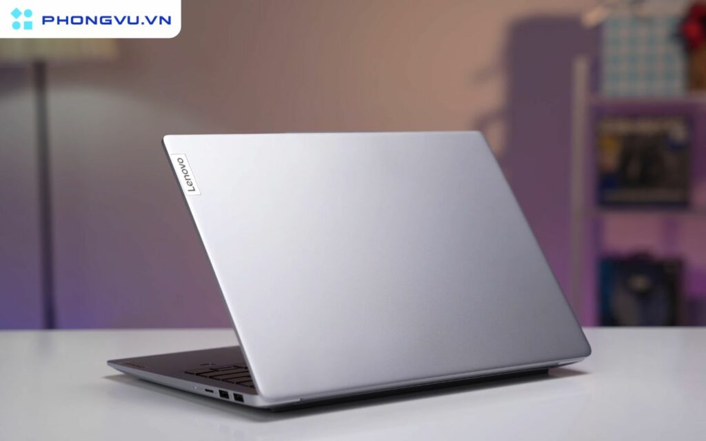 Mặt A của IdeaPad Slim 5 14Q8X9 (mặt lưng) dù tối giản nhưng lại có một nhược điểm nhỏ là dễ bị bám vân tay