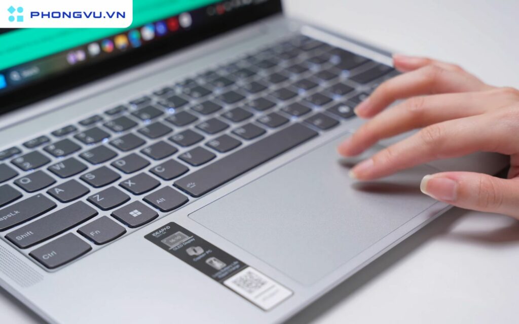  Trackpad này hơi rít, chưa thực sự mượt mà khi di chuyển, đặc biệt là khi thực hiện các thao tác vuốt nhanh