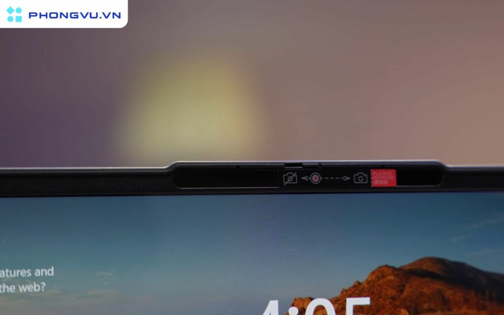 Lenovo IdeaPad Slim 5 14Q8X9  còn có công tắc che webcam vật lý, giúp bạn bảo vệ quyền riêng tư khi không sử dụng webcam