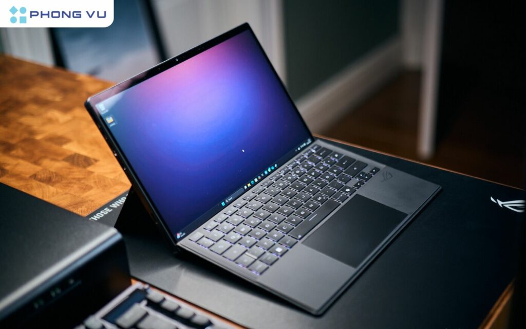 Asus ROG Flow Z13 (GZ302EA) vẫn giữ nguyên thiết kế đặc trưng của dòng Flow, với vẻ ngoài hầm hố