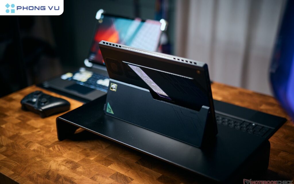 Với độ dày 14.9mm và trọng lượng 1.23kg (riêng tablet) và 1.621kg (kèm bàn phím), Z13 không phải là chiếc máy tính bảng mỏng nhẹ nhất trên thị trường