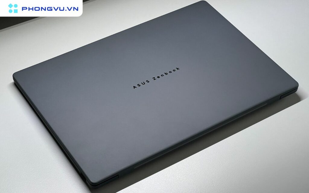 Một điểm cần lưu ý là để đạt được trọng lượng siêu nhẹ, Asus đã phải đánh đổi một chút về độ mỏng của máy