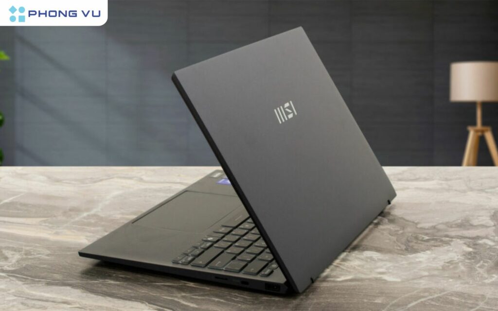 Toàn bộ khung máy MSI Prestige 13 AI Evo A2VM được chế tác từ hợp kim magiê-nhôm, mang lại sự kết hợp hoàn hảo giữa độ bền và trọng lượng siêu nhẹ, chỉ 0.99 kg