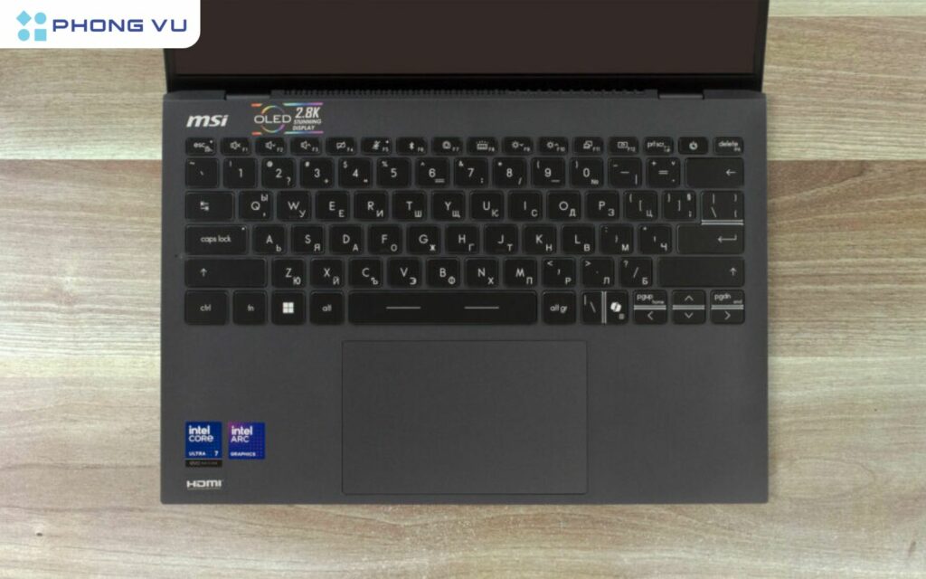 MSI Prestige 13 AI Evo A2VM được trang bị bàn phím có bố cục hợp lý, hành trình phím vừa phải, độ nảy tốt, giúp người dùng gõ nhanh và chính xác