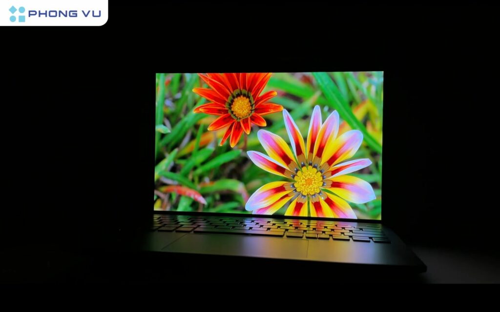 Điểm sáng giá nhất trên MSI Prestige 13 AI Evo A2VM chắc chắn là màn hình OLED 2.8K (2880 x 1800) với màu sắc tốt