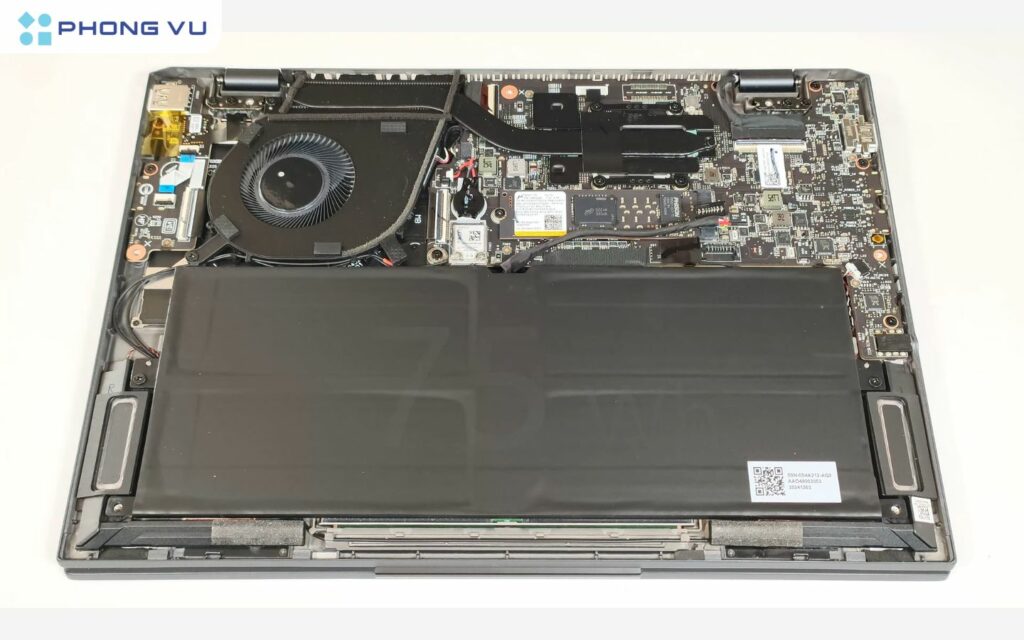 MSI Prestige 13 AI Evo A2VM được trang bị viên lớn lên đến 75Wh và một quạt tản nhiệt ở phía sau