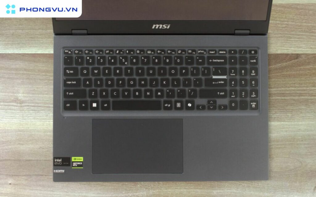 Bàn phím của MSI Prestige 16 AI Studio B1V có hành trình phím tốt, độ nảy ổn, tuy nhiên, kích thước của các phím mũi tên hơi nhỏ