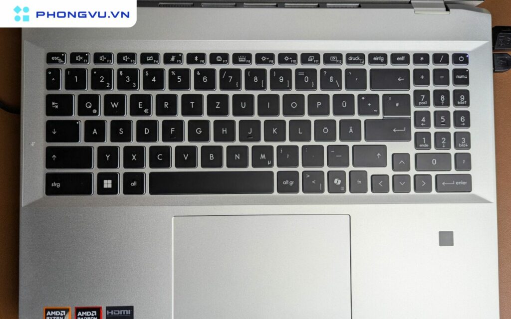 Bàn phím chiclet của MSI Prestige A16 AI+ có đèn nền 3 cấp, giúp bạn dễ dàng làm việc trong môi trường thiếu sáng