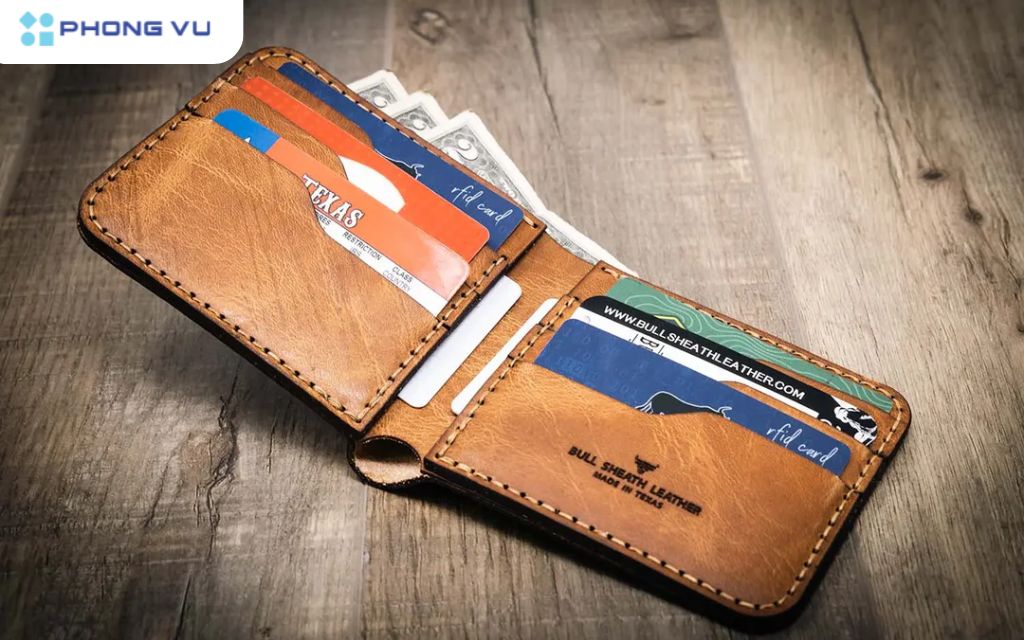 Một chiếc ví da chất lượng cao sẽ là món quà thiết thực và ý nghĩa dành tặng cho bạn trai