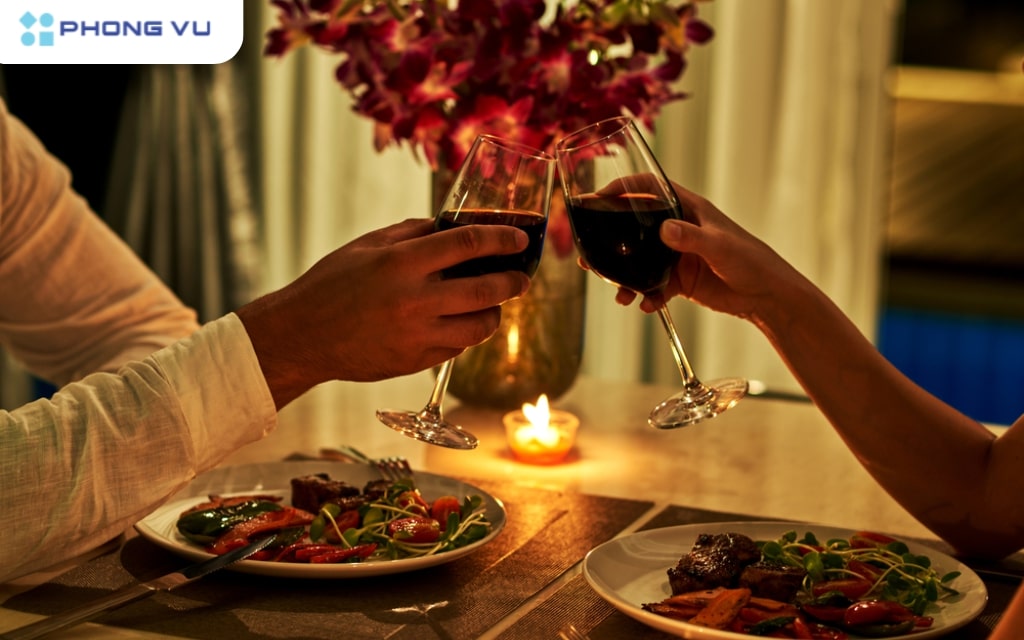 Một bữa tối lãng mạn tại nhà hoặc tại một nhà hàng sang trọng sẽ là món quà tuyệt vời để hai bạn có thời gian riêng tư bên nhau