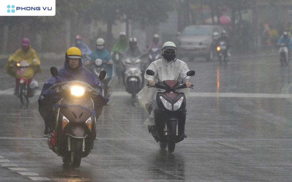 Nồm ẩm gây khó khăn trong việc di chuyển của mọi người