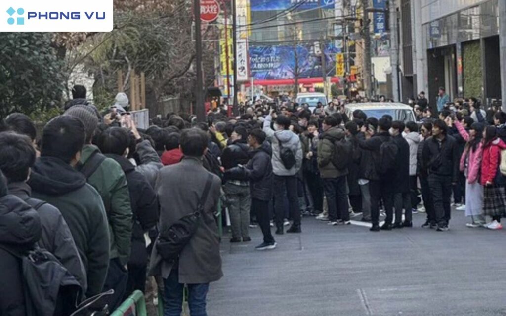 Hàng trăm người đổ xô tranh mua gây ra tình trạng hỗn loạn