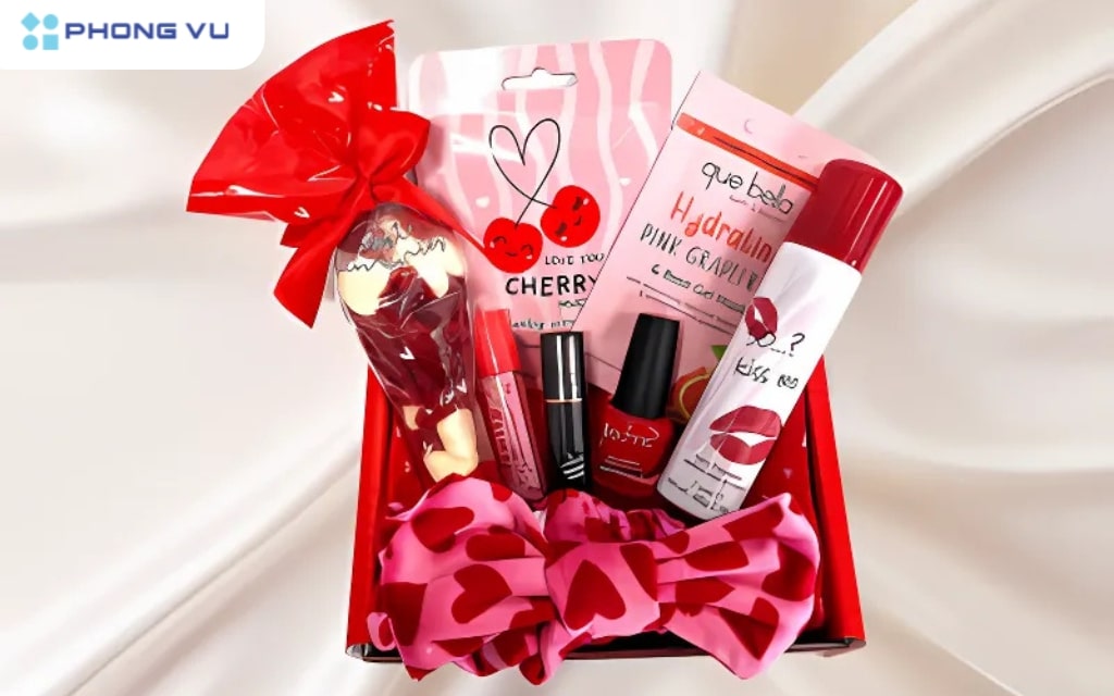 Bạn có thể tự tay chuẩn bị set quà bao gồm hoa, socola, mỹ phẩm, nước hoa, trang sức… tùy theo sở thích của nàng