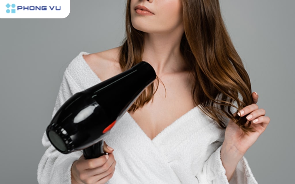 Một chiếc máy sấy tóc chất lượng cao sẽ giúp nàng sấy tóc nhanh chóng và không làm tổn thương tóc