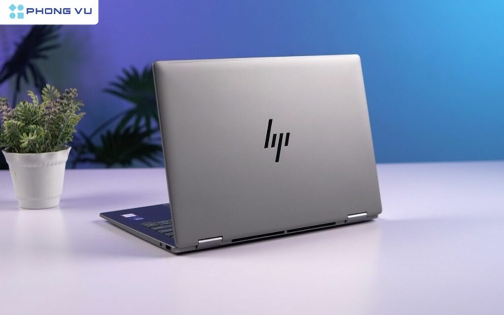 Màn hình 14 inch 2.8K OLED, độ sáng 500 nits, tần số quét 60Hz, độ phủ màu 100% DCI-P3 mang lại màu sắc chính xác và hình ảnh sống động.