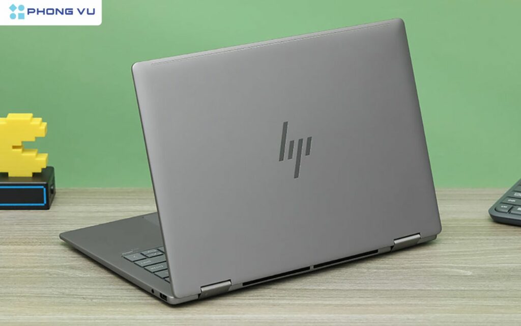 Màn hình 14 inch 2.8K OLED (2880 x 1800), độ sáng 500 nits, tần số quét 60Hz, độ phủ màu 100% DCI-P3 mang lại trải nghiệm hình ảnh sắc nét và sống động. 