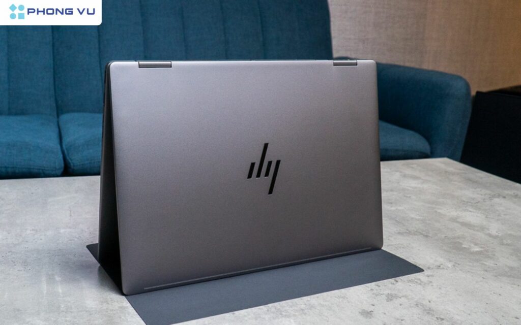 Máy đi kèm RAM 32GB LPDDR5 và ổ cứng 512GB SSD M.2 NVMe, giúp đáp ứng tốt nhu cầu đa nhiệm và xử lý dữ liệu tốc độ cao.