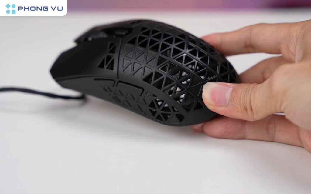 Vỏ chuột được làm từ nhựa cứng với hàng loạt lỗ tổ ong, giúp giảm trọng lượng xuống còn 49g