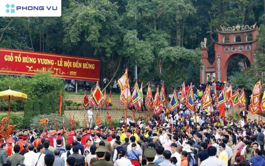 Người dân nô nức về lễ Đền Hùng