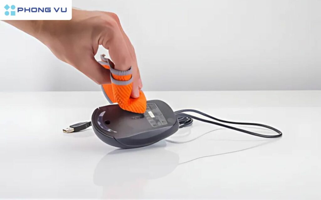 Máy tính laptop không nhận chuột: Tại sao và cách sửa lỗi 3 Làm sạch bụi bẩn ở cổng USB bằng khăn mềm, cọ nhỏ hoặc bình xịt khí nén