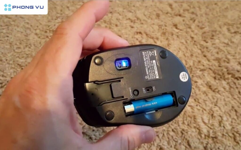 Thay pin cho chuột không dây