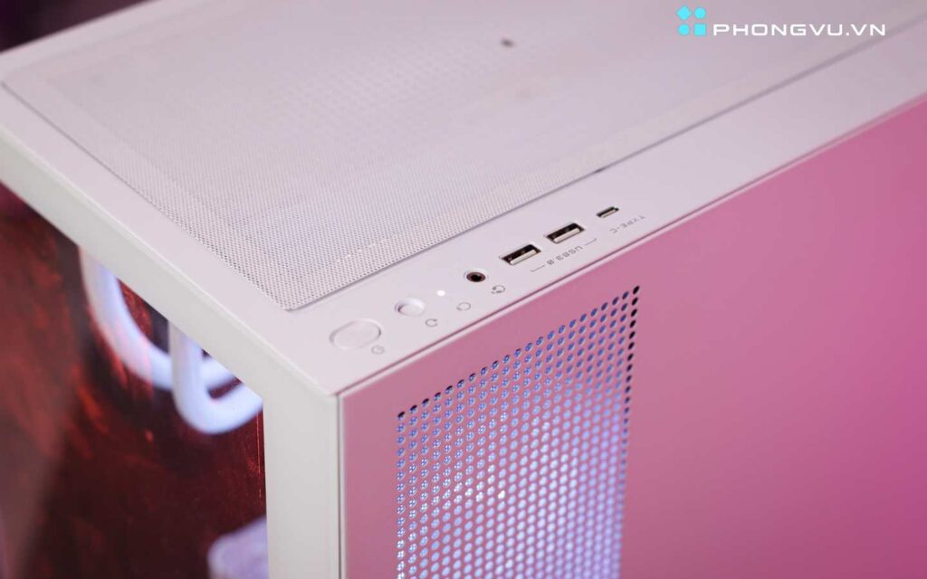 Vỏ case GIGABYTE C500 PANORAMIC STEALTH ICE mang thiết kế toàn cảnh với mặt kính cường lực và màu trắng sang trọng