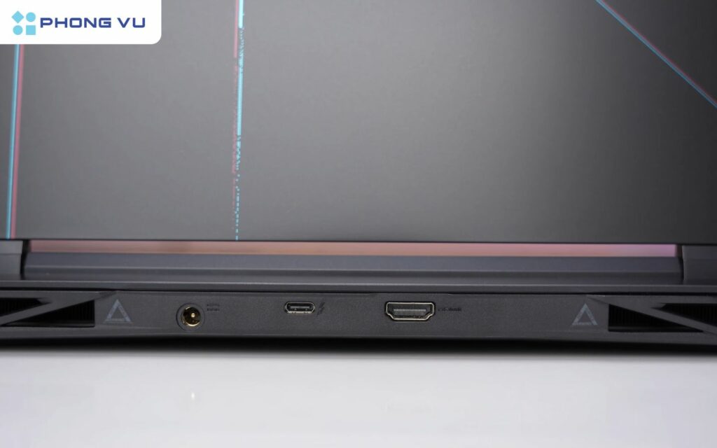 Ở phía sau máy, nơi Acer bố trí một cổng HDMI 2.1 (hỗ trợ xuất hình ảnh ra màn hình ngoài độ phân giải cao), một cổng sạc và đặc biệt là một cổng USB-C Thunderbolt 4