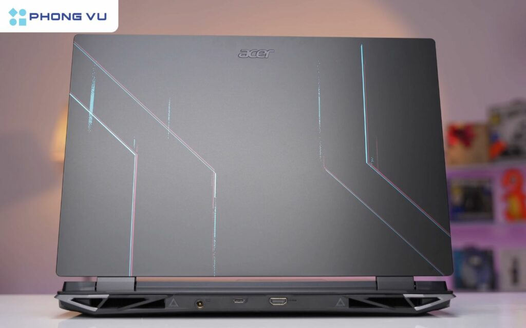 Acer Nitro 5 Tiger AN515 được trang bị hệ thống tản nhiệt Nitro Sense với hai quạt, nhiều ống đồng và các khe tản nhiệt lớn