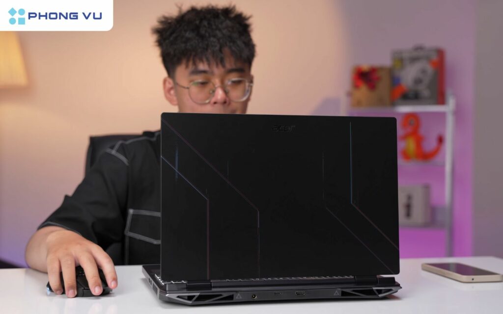 Trong điều kiện sử dụng thực tế, với các tác vụ nhẹ nhàng như lướt web, xem phim, làm việc văn phòng (độ sáng màn hình 50%, kết nối Wi-Fi), máy có thể trụ được khoảng 4-5 tiếng