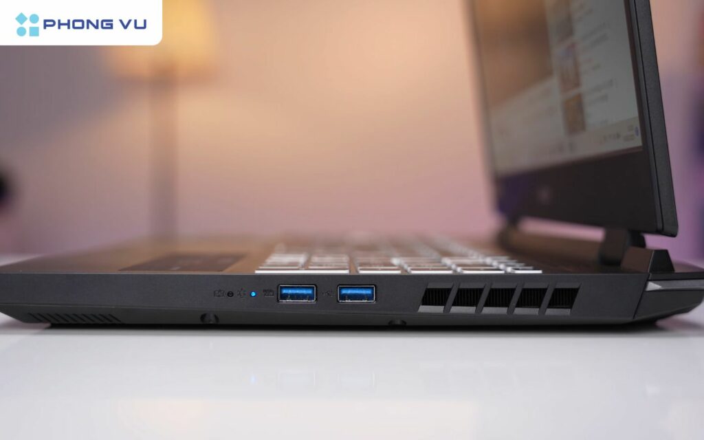 Cạnh phải có hai cổng USB-A 3.2 Gen 2, cho tốc độ truyền tải dữ liệu nhanh hơn