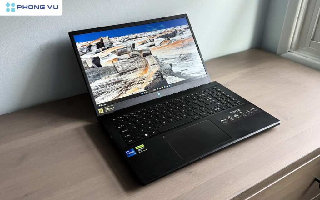 Đánh giá laptop gaming Acer Nitro V 15 ANV15-51-75GS: Lựa chọn gaming tầm trung đáng giá hay còn nhiều tiếc nuối? 3 Acer Nitro V 15 sở hữu ngoại hình mang đậm phong cách gaming nhưng không quá phô trương.