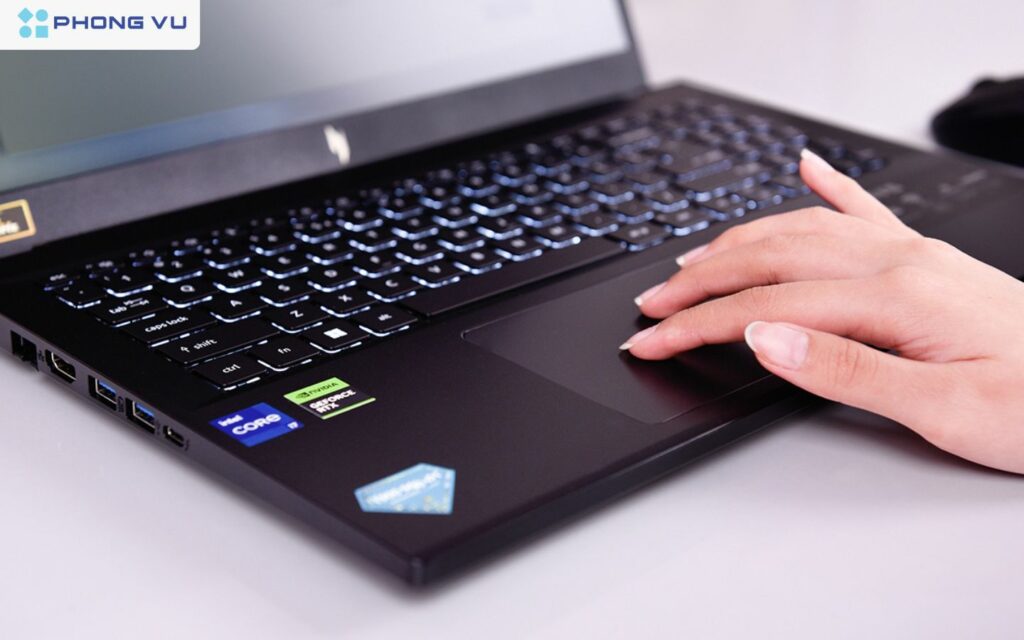 Đánh giá laptop gaming Acer Nitro V 15 ANV15-51-75GS: Lựa chọn gaming tầm trung đáng giá hay còn nhiều tiếc nuối? 5 Bàn phím của Acer Nitro V 15 mang phong cách tối giản, không quá đậm chất gaming như nhiều dòng khác.